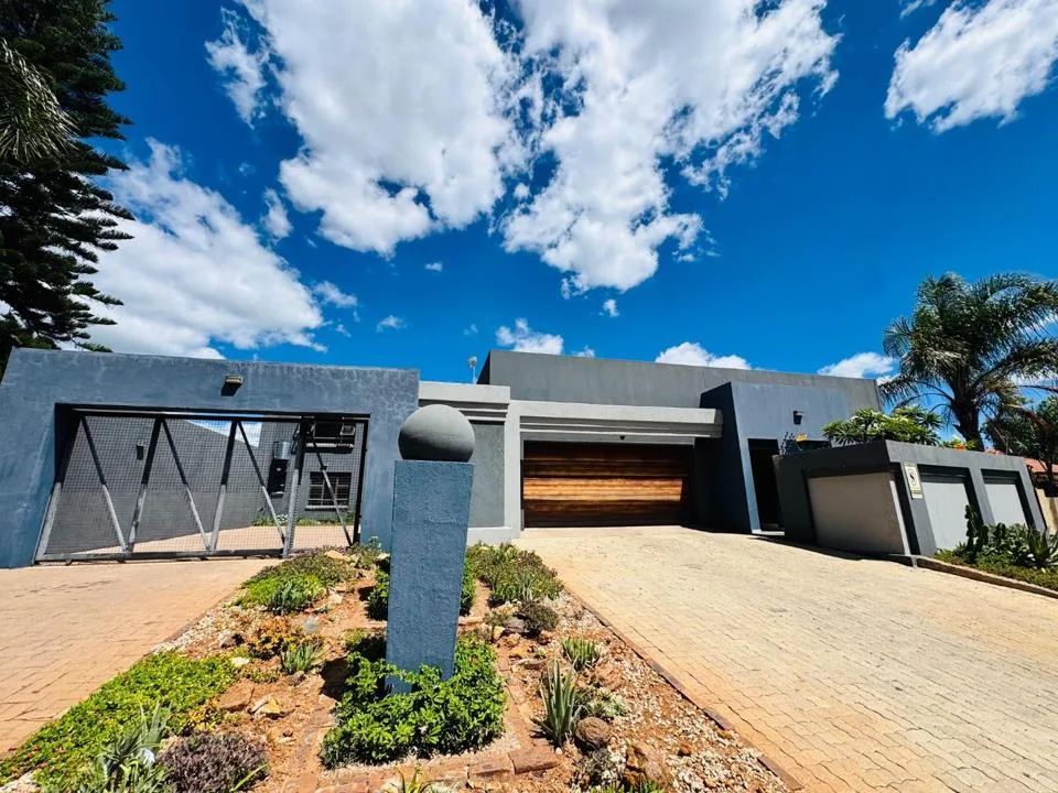 5 Bedroom House for sale in Bendor Ext 17