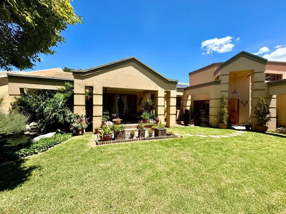 4 Bedroom House for sale in Kruinpark