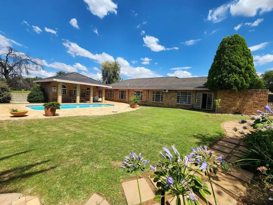 4 Bedroom House for sale in Riebeeckstad
