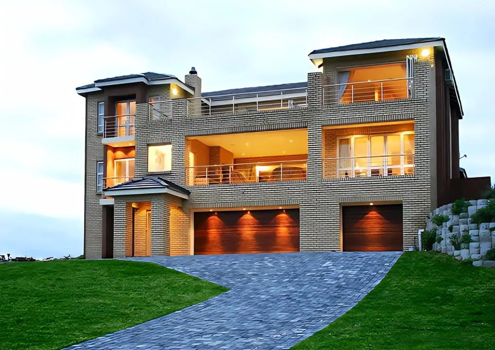 7 Bedroom House for sale in Paradise Beach