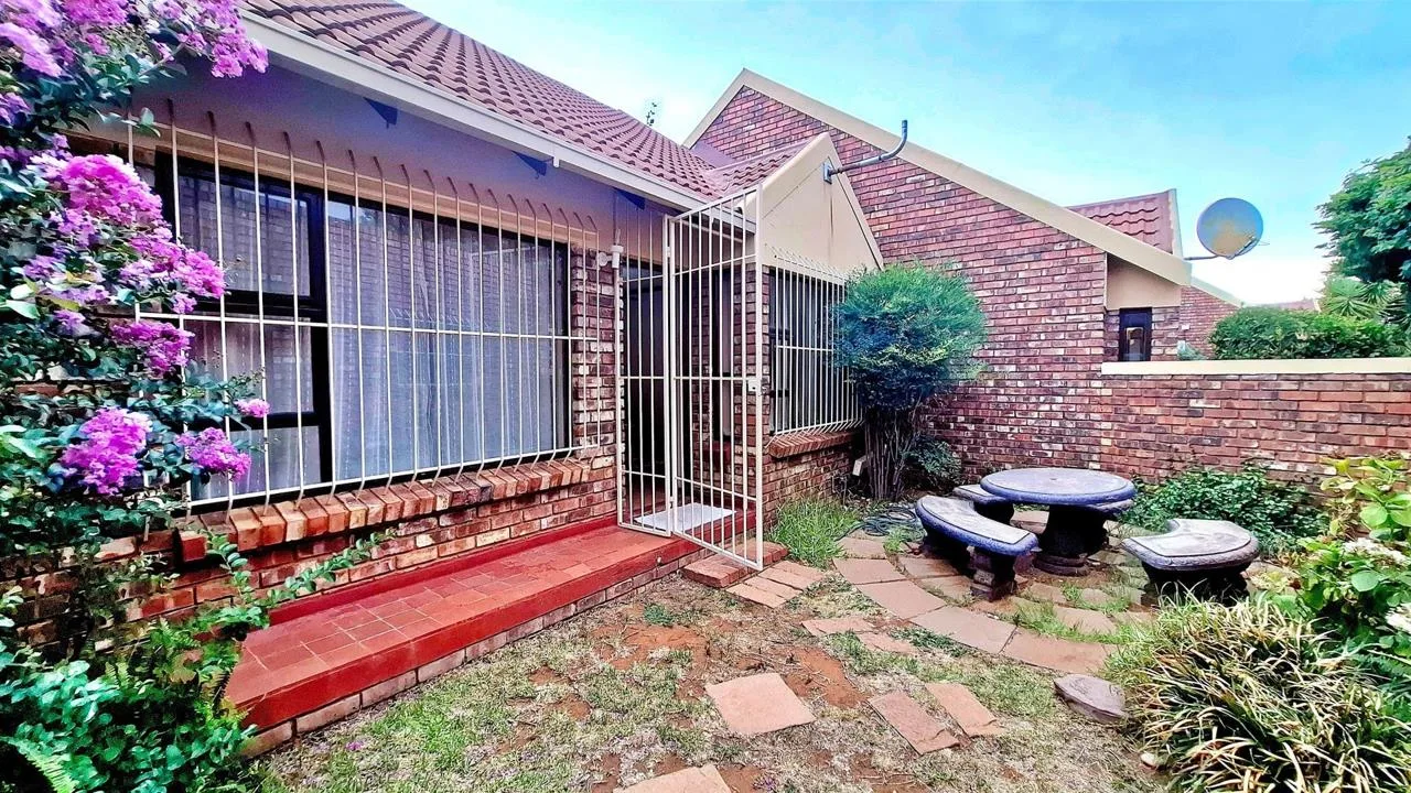 3 Bedroom Townhouse for sale in Langenhovenpark
