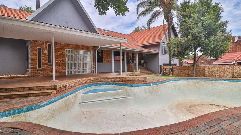 5 Bedroom House for sale in Wilkoppies