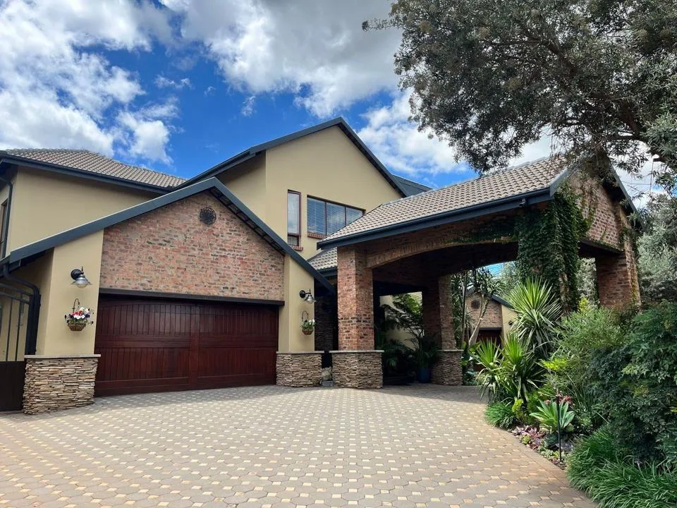 5 Bedroom House for sale in Aerorand