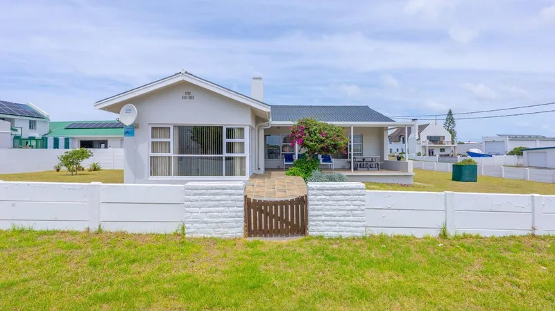 4 Bedroom House to rent in Struisbaai