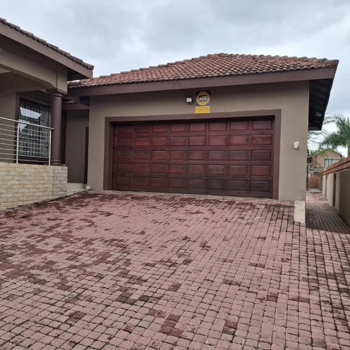 4 Bedroom House for sale in Stonehenge Ext 1