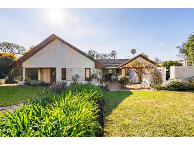 4 Bedroom House to rent in Constantia