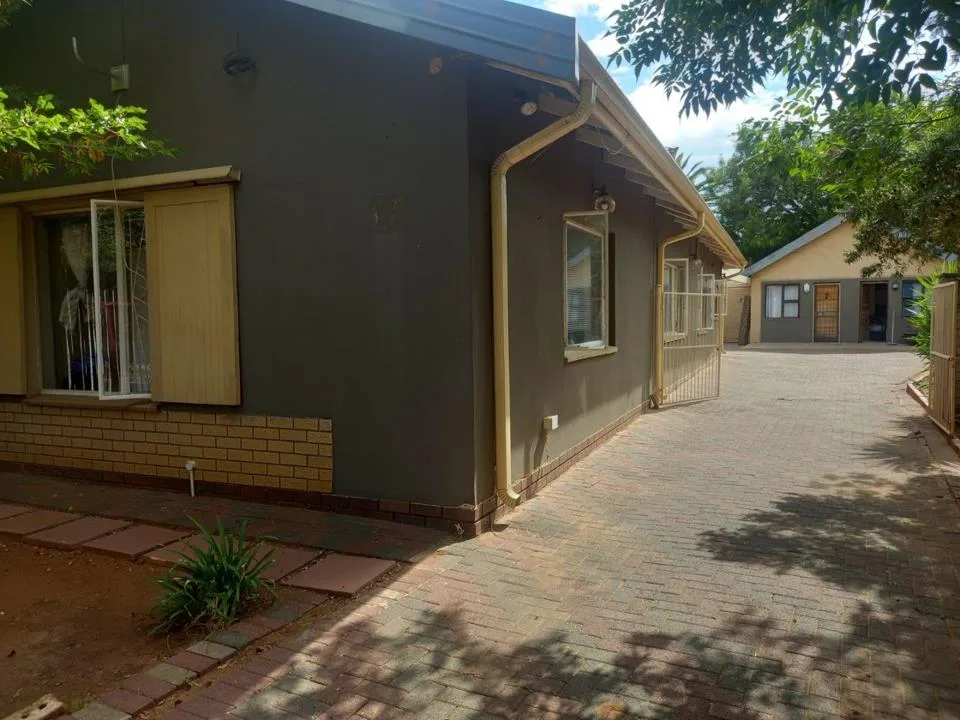 4 Bedroom House for sale in Universitas