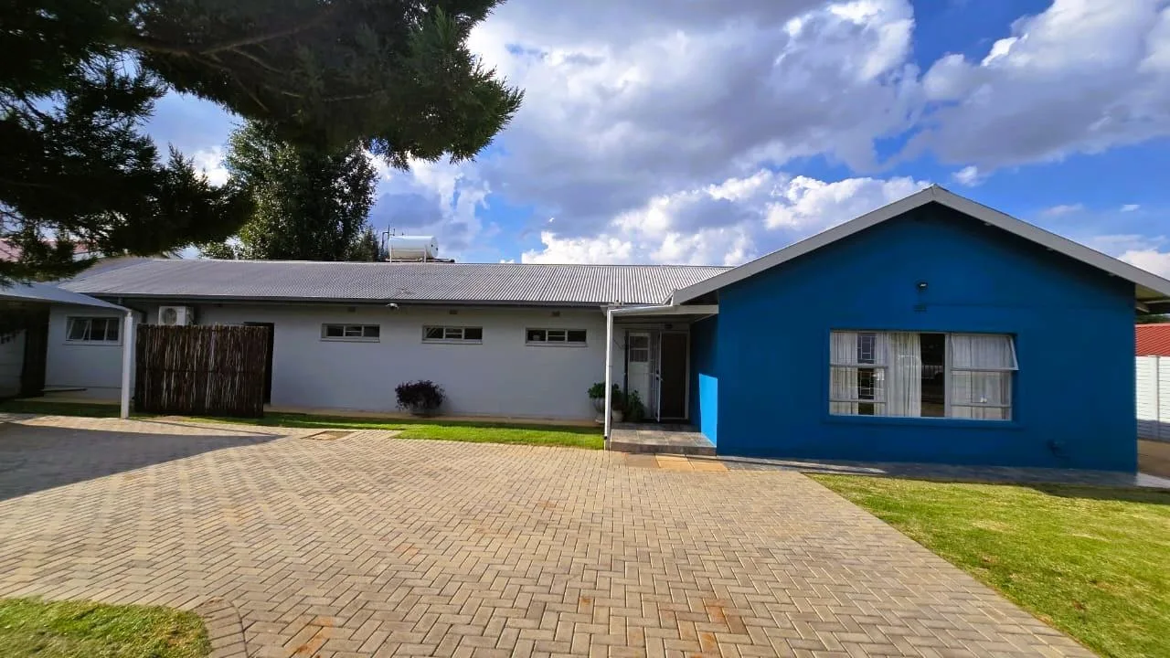 6 Bedroom House for sale in Universitas