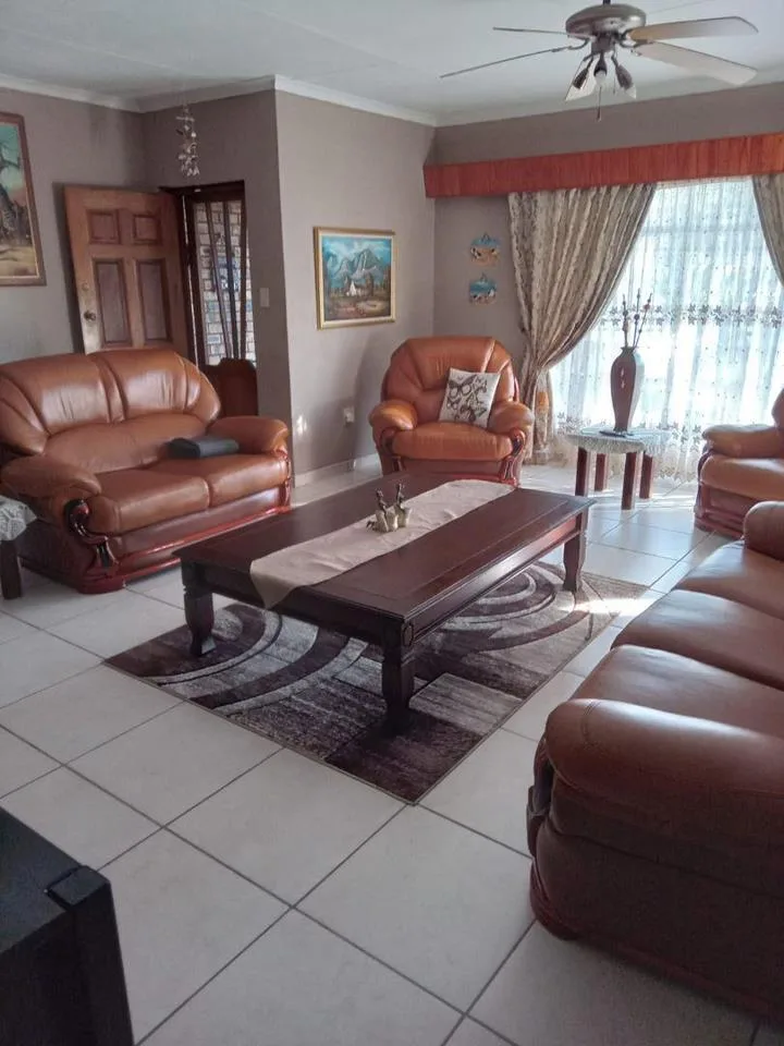 3 Bedroom House for sale in Roosheuwel