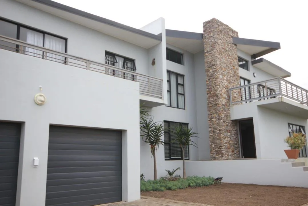 6 Bedroom House for sale in Gonubie