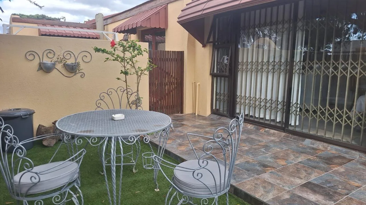 0.5 Bedroom Apartment / flat to rent in Gordons Bay Central