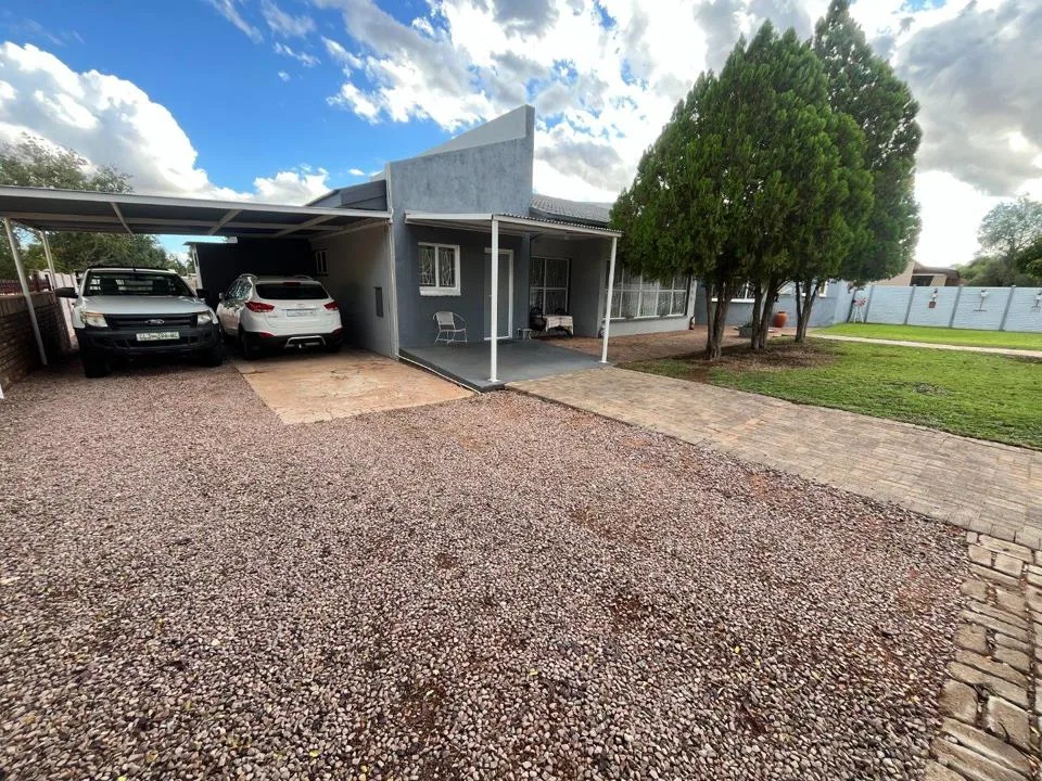 4 Bedroom House for sale in Oosterville