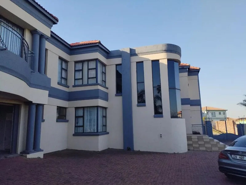 7 Bedroom House for sale in Model Park