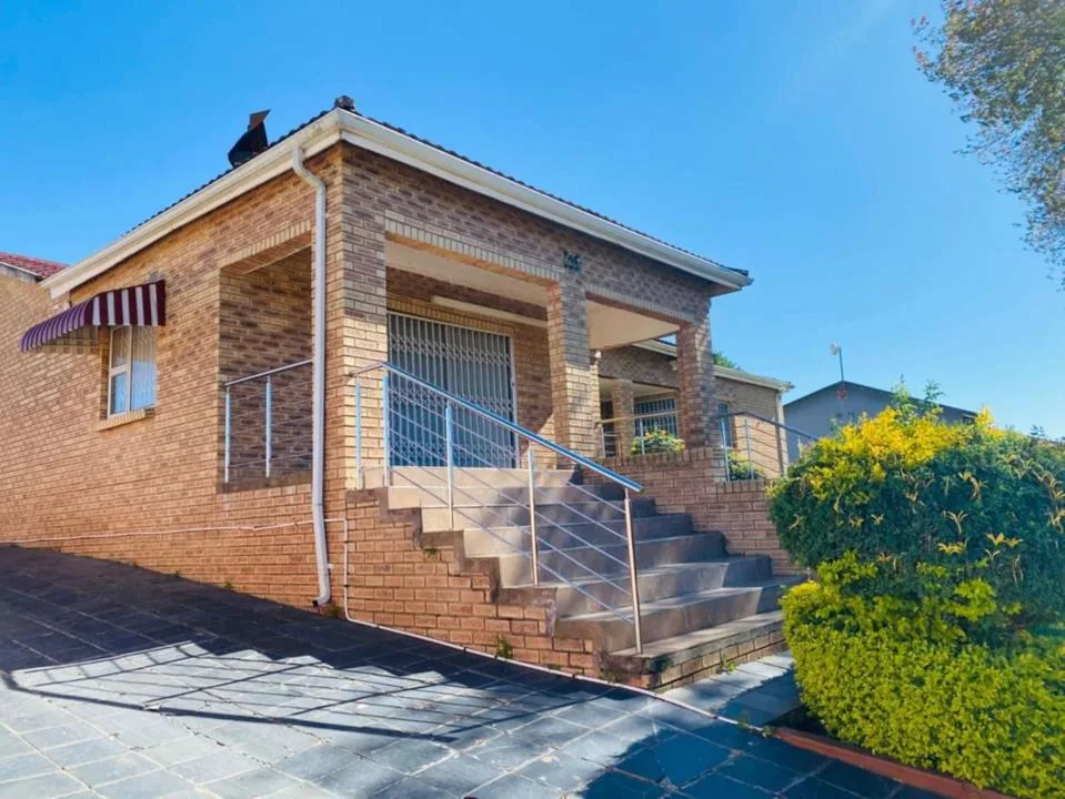 8 Bedroom House for sale in Southernwood