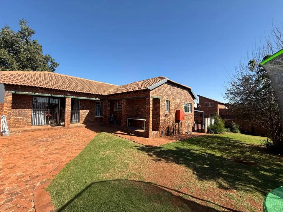 2 Bedroom Townhouse to rent in Weltevreden Park