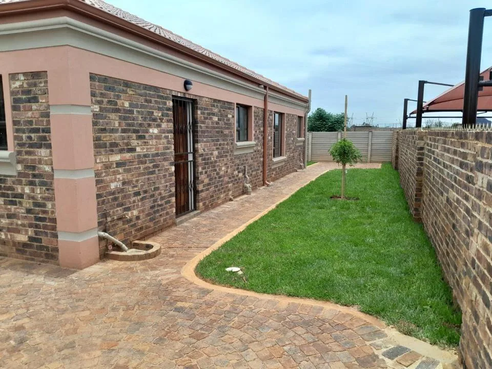 2 Bedroom House to rent in Rothdene