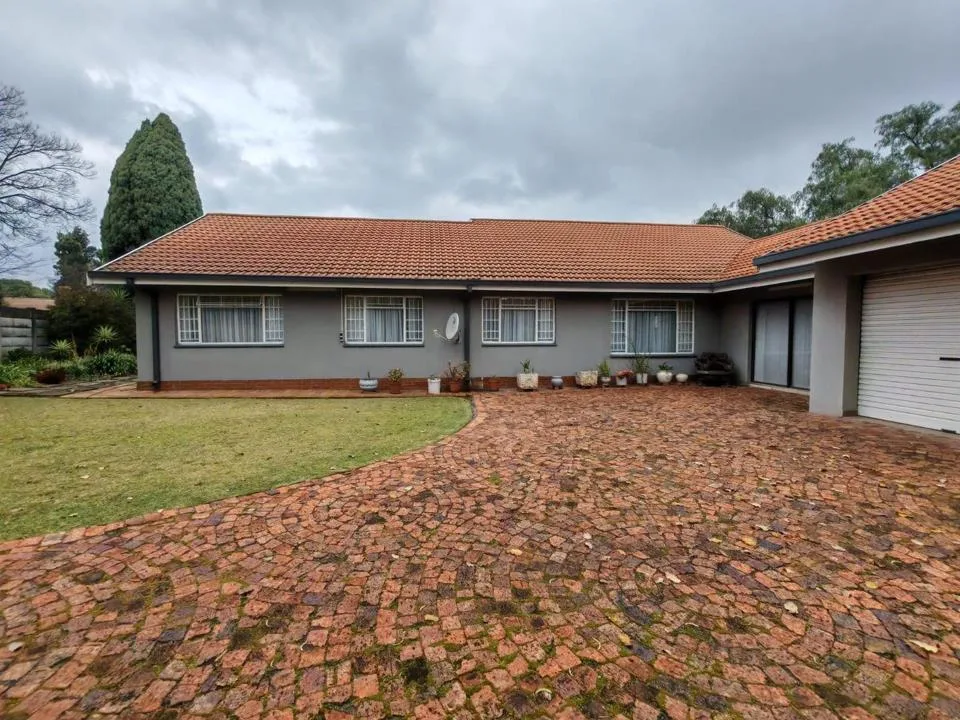4 Bedroom House for sale in Vaalpark