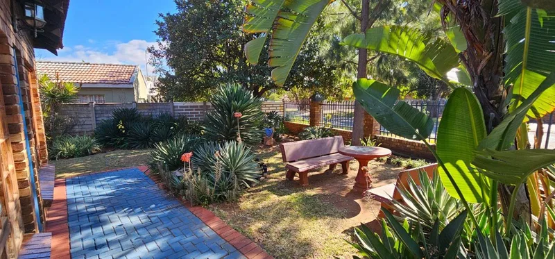 4 Bedroom House for sale in Flora Park