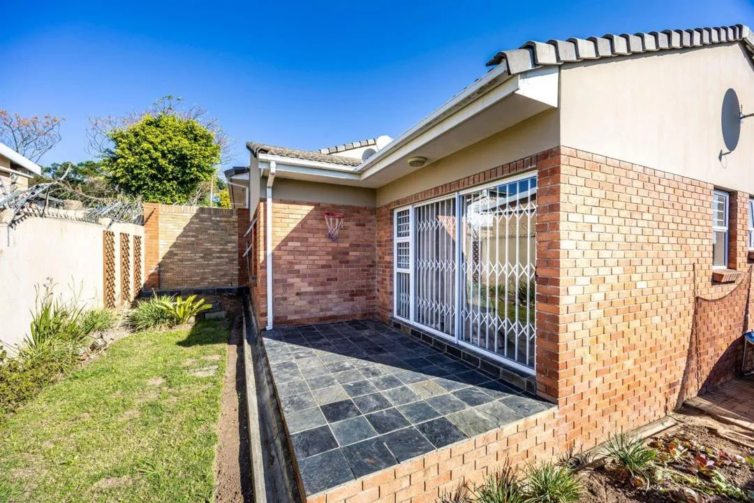 3 Bedroom Townhouse for sale in Beacon Bay