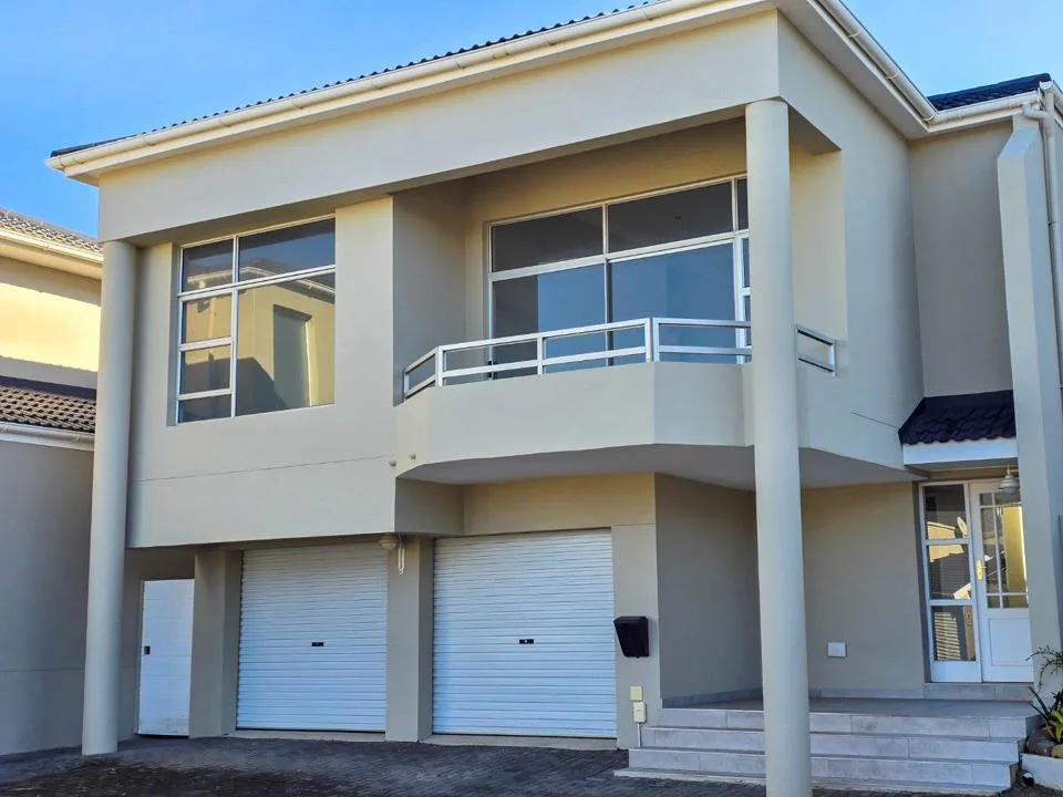 4 Bedroom House for sale in Gonubie