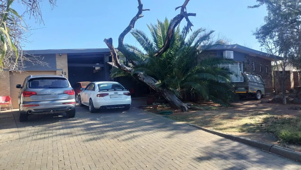 4 Bedroom House for sale in Uitsig