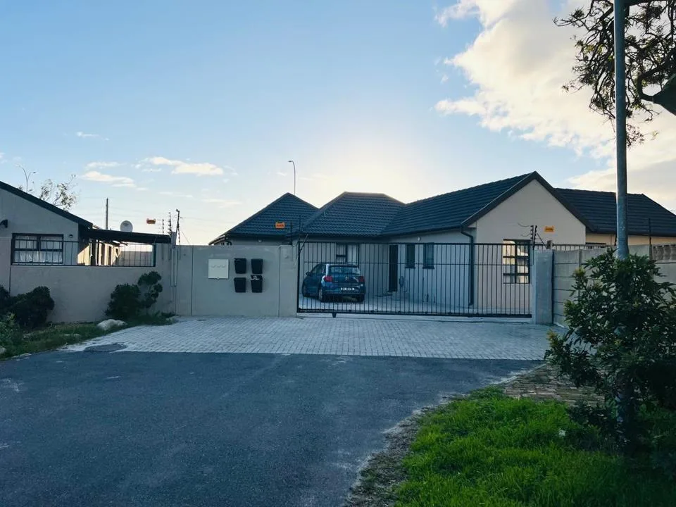 3 Bedroom Townhouse to rent in Bothasig
