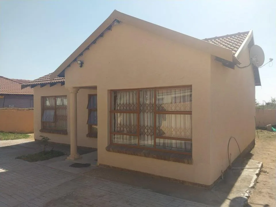 3 Bedroom House for sale in Mahlasedi Park