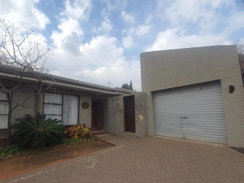 2 Bedroom Townhouse for sale in Langenhovenpark