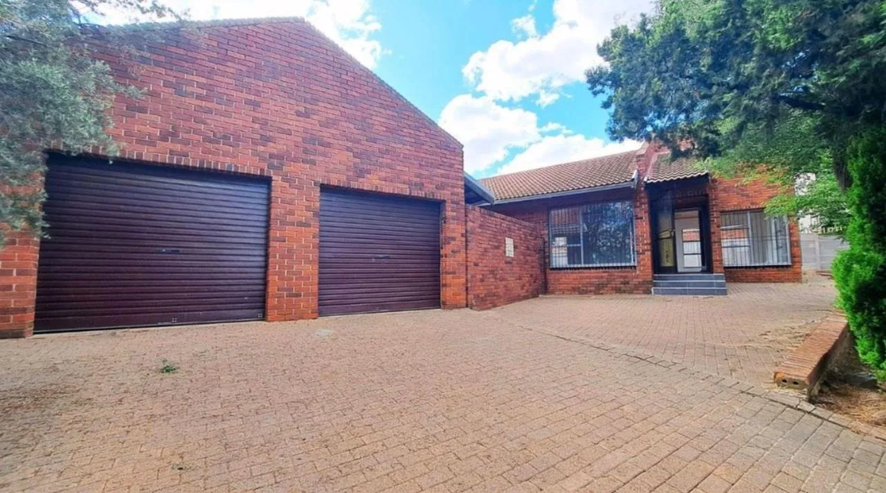 4 Bedroom House for sale in Heuwelsig
