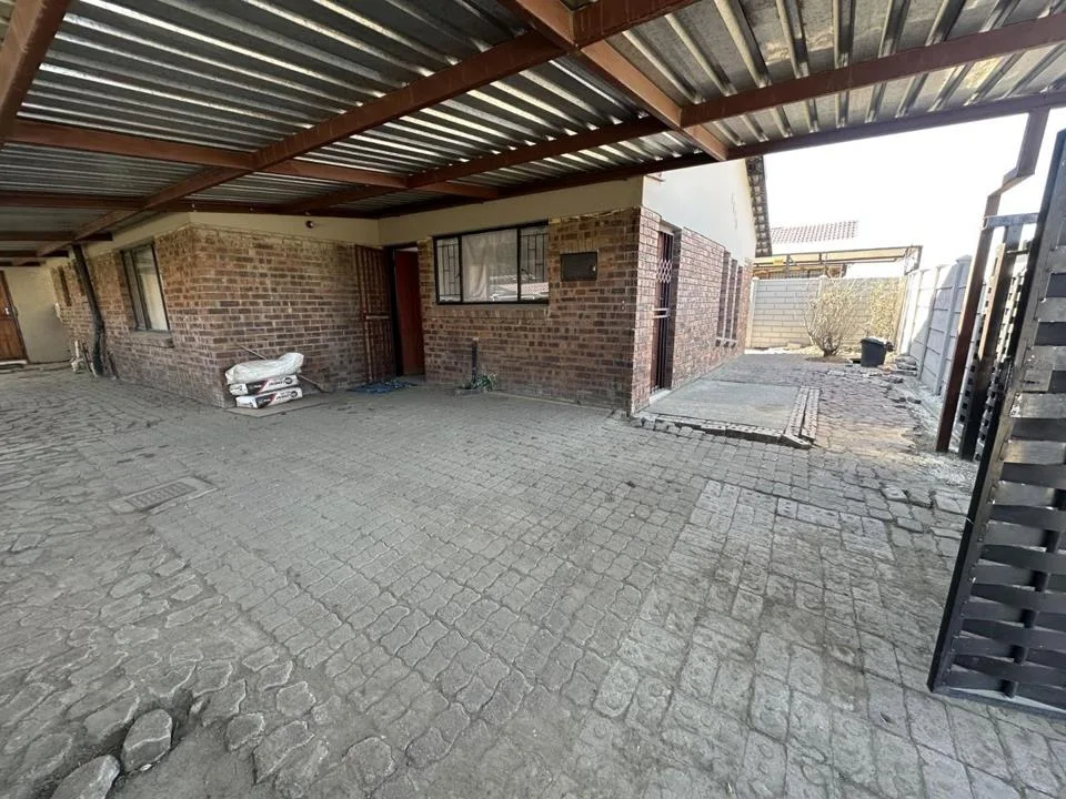 3 Bedroom House for sale in Embalenhle