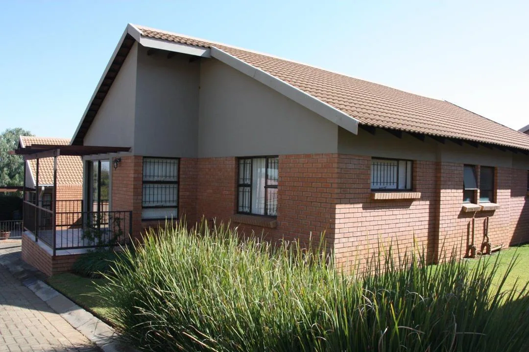 2 Bedroom Townhouse for sale in Langenhovenpark