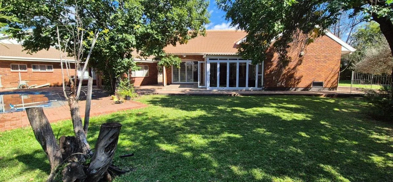 6 Bedroom House for sale in Klisserville