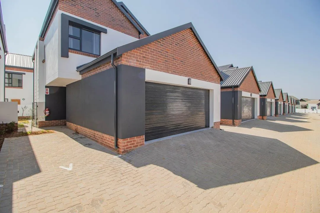 4 Bedroom Townhouse to rent in Glen Marais