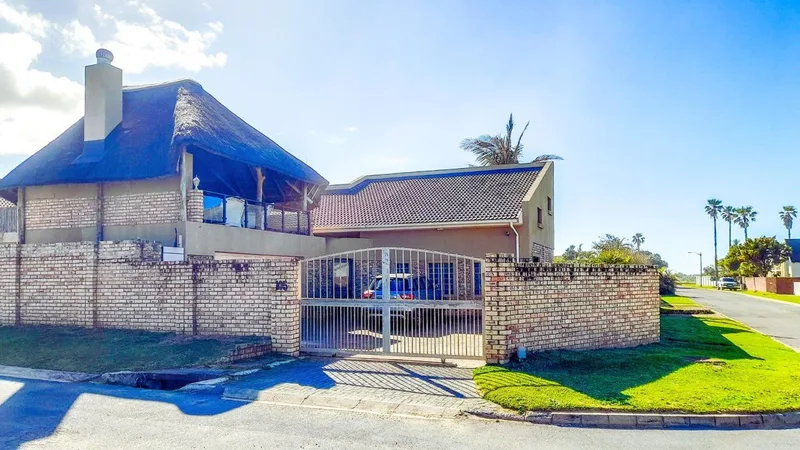 7 Bedroom House for sale in Gonubie