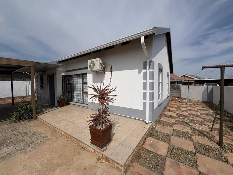 3 Bedroom House for sale in Roodepan
