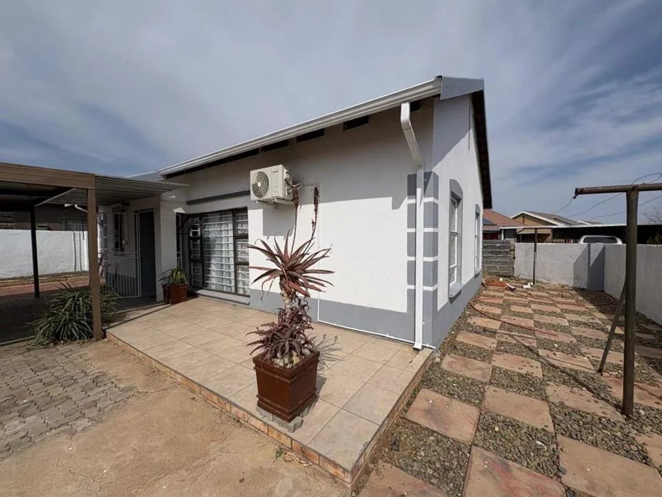 3 Bedroom House for sale in Roodepan