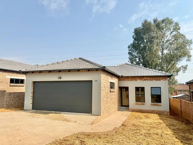 3 Bedroom Townhouse for sale in Die Heuwel