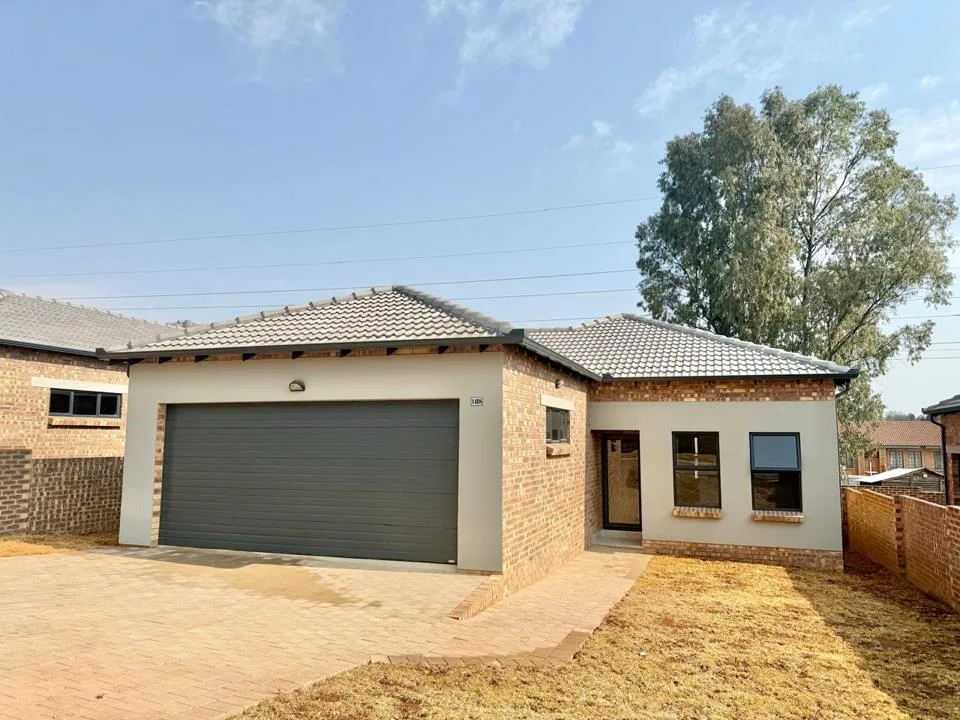 3 Bedroom Townhouse for sale in Die Heuwel