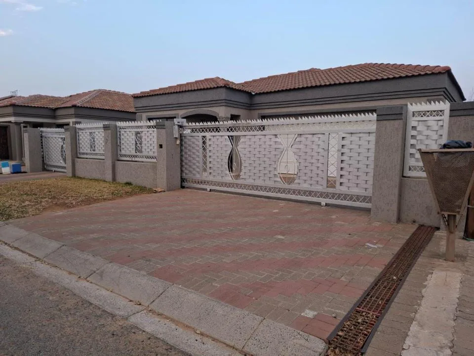 3 Bedroom House for sale in Mandela View