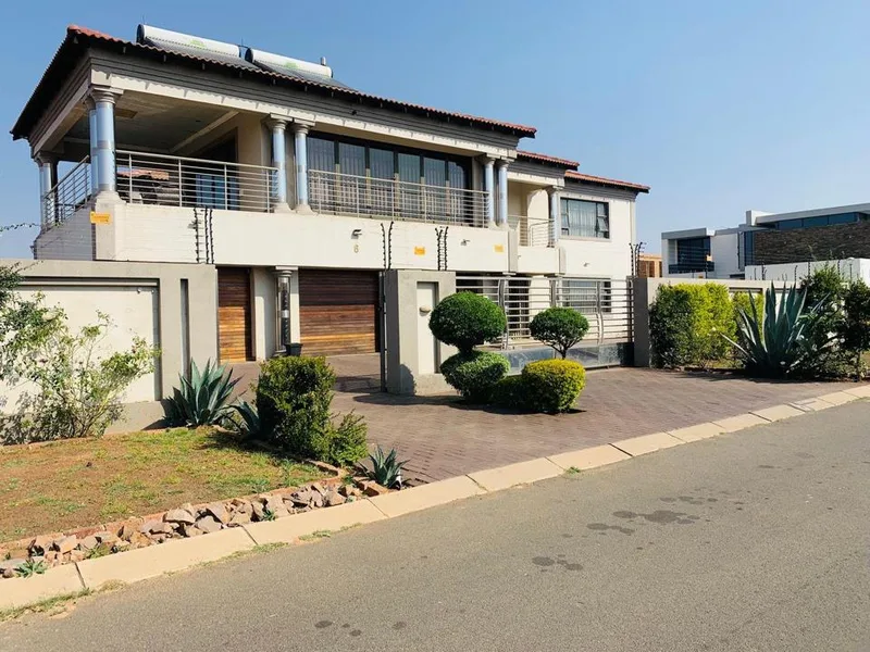 8 Bedroom House for sale in Aerorand