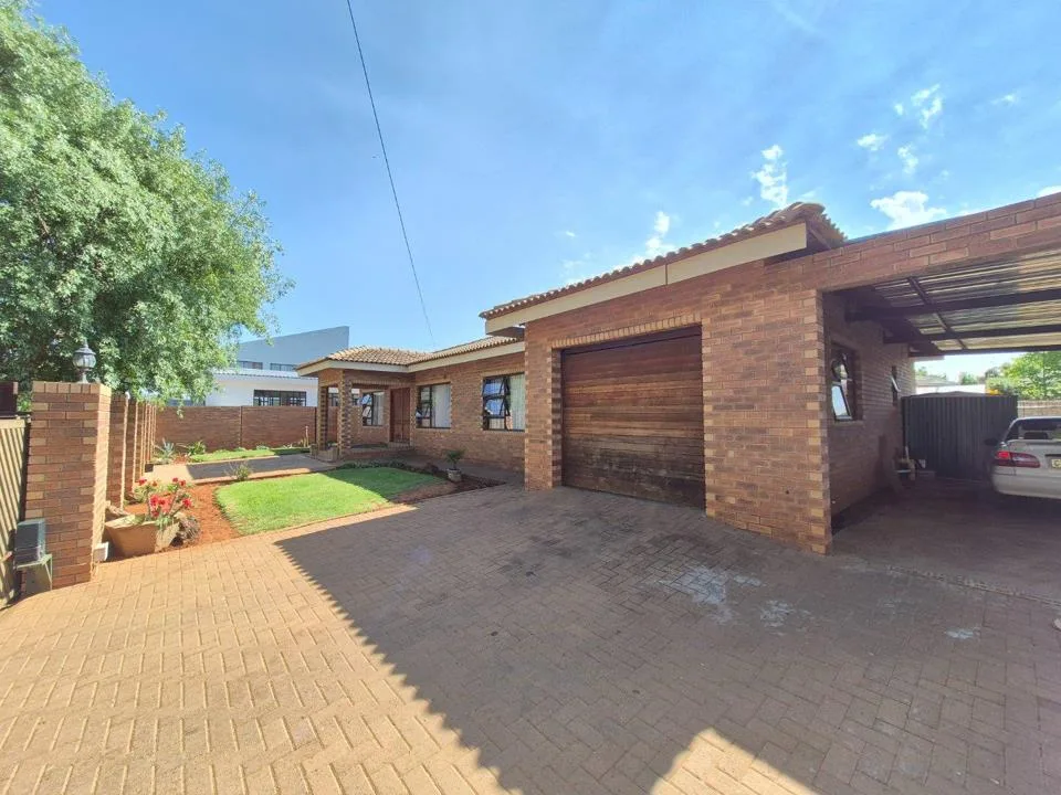4 Bedroom House for sale in Hillcrest