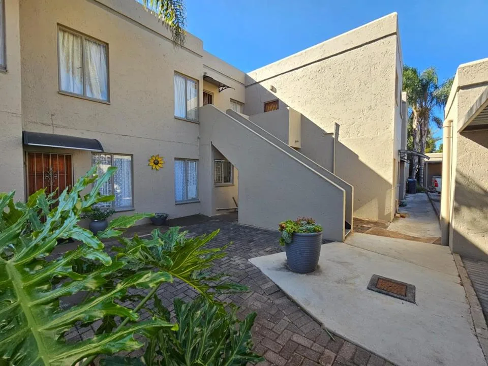 2 Bedroom Townhouse to rent in Magalieskruin