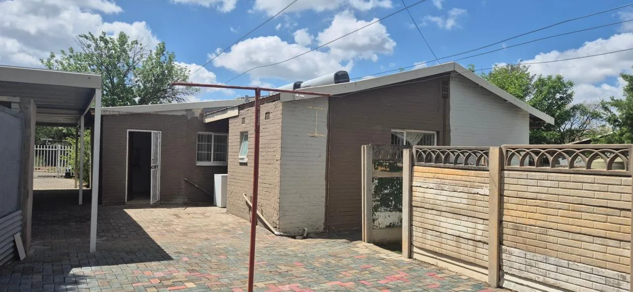 13 Bedroom House for sale in Brandwag