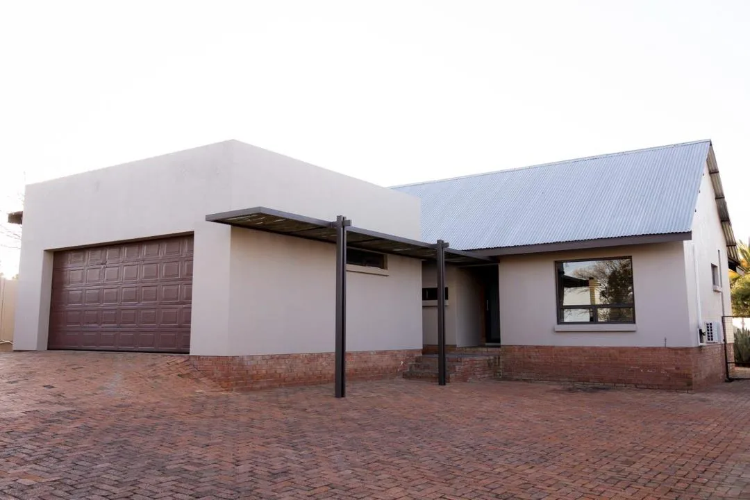 3 Bedroom House for sale in Bayswater