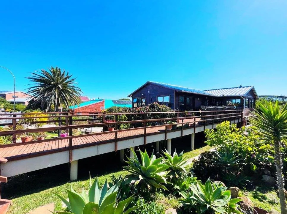 6 Bedroom House for sale in Paradise Beach