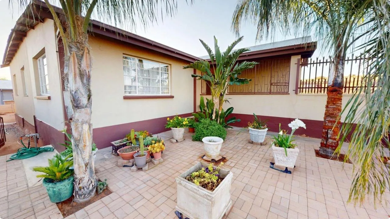 4 Bedroom House for sale in Lemoendraai
