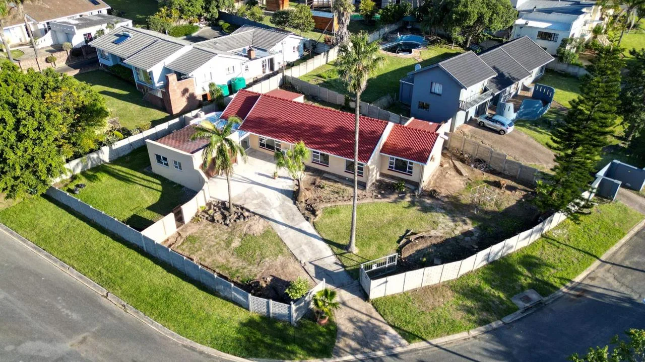 5 Bedroom House for sale in Beacon Bay