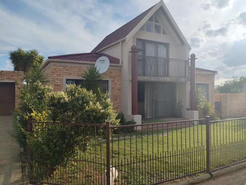 3 Bedroom Townhouse for sale in Langenhovenpark
