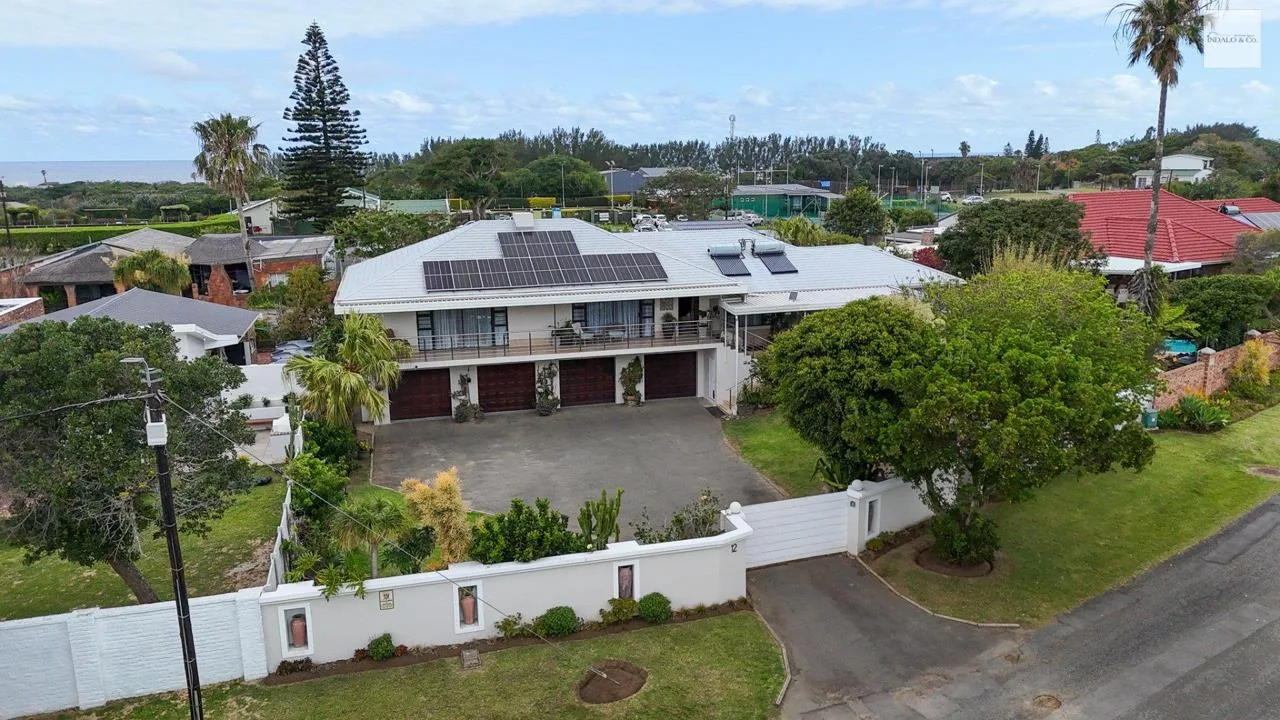 6 Bedroom House for sale in Gonubie North