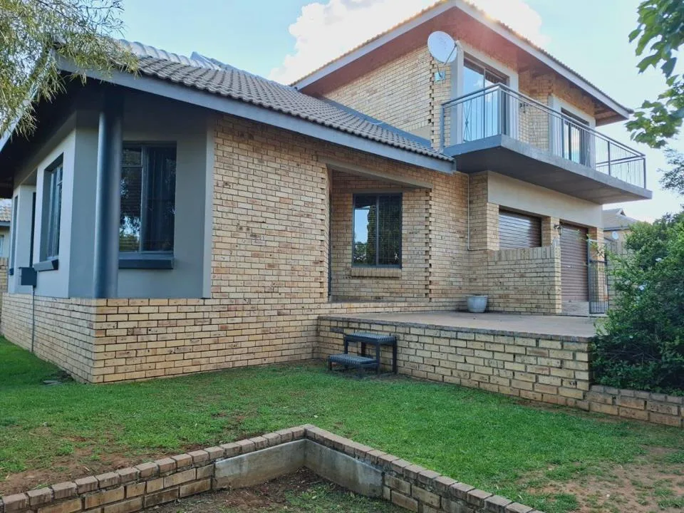 3 Bedroom Townhouse for sale in Vredenhof SH